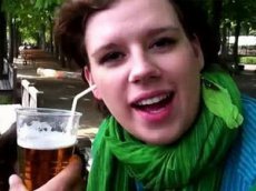 Девушка выпила бокал пива ухом