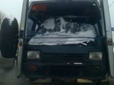 В России сняли на видео, как «Оку» перевозят в пассажирской газели
