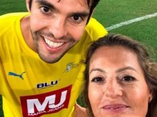 Девушка-арбитр показала желтую карточку, а потом сделала селфи с игроком