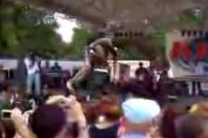 Во время хип-хоп фестиваля рэппер бросил подростка в толпу фанатов