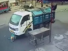Женщина попала под мусоровоз во время молитвы и выжила