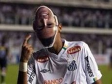 Бразильского футболиста удалили с поля за то, что он надел маску