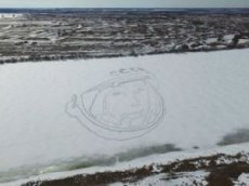 На льду озера появился гигантский портрет Гагарина