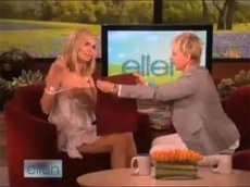 Беременная Хайди Клум сняла платье в прямом эфире