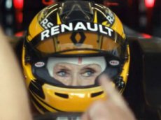 79-летняя гонщица села за руль 800-сильного болида Renault F1