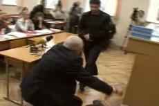 В Одессе журналист закидал ботинками эмиссара НАТО