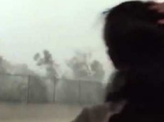 Житель Австралии снял ролик из эпицентра торнадо