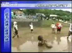 Японский телеведущий едва не сломал себе шею в прямом эфире