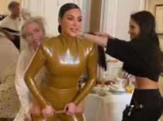 Видео облачения Ким Кардашьян в латексный костюм взорвало Сеть