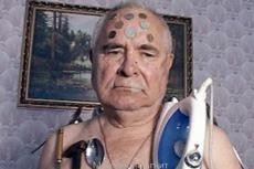 Россиянин притягивает к своему телу металлические и … пластмассовые изделия