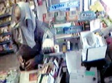 Грабитель с шортами на голове попытался ограбить магазин