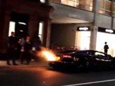 Мужчина поджег свой Lamborghini за 300 тысяч фунтов