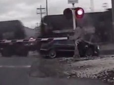 Женщина за рулем попала под два поезда