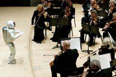 Робот занял место дирижера в симфоническом оркестре