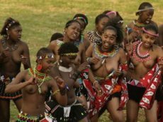 Обнаженные девственницы начали соревнования за право стать королевой