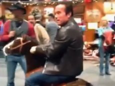 Арнольд Шварценеггер "промчался" по магазину на игрушечной лошадке