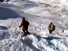 В Альпах турист записал на видео, как снежная лавина накрыла лыжников