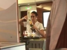 Стюардессу, сливавшую недопитое шампанское в бутылку, сняли на видео