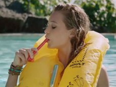 Эротический ролик новозеландской авиакомпании вызвал скандал