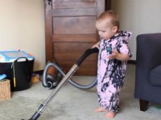 Отец научил малыша убираться дома
