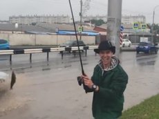 Красноярцы «ловят рыбу» в лужах посреди города