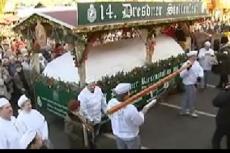 Немцы испекли гигантский рождественский кекс