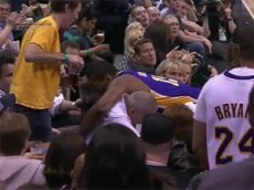 Баскетболист «Лейкерс» облил фана кофе