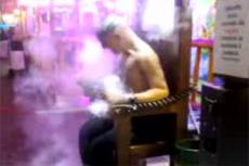 В Луна-парке Милана предлагают зрелище: манекен "убивают" на электрическом стуле