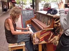 Ролик о бездомном пианисте за сутки собрал более 3 млн просмотров