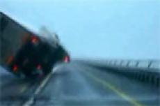 Ураган перевернул грузовик