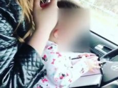 Интернет-пользователей возмутило видео с годовалым ребенком за рулем