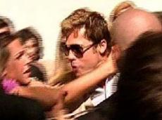 Как это было:Охранники отбили Брэда Питта у безумной фанатки