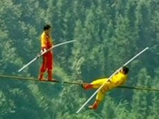 Три канатаходца установили рекорд, пройдя по натянутому тросу, перешагивая друг через друга