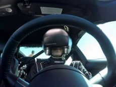 Профессиональный дрифтер проехал по трассе в шлеме виртуальной реальности