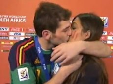 Касильяс поцеловал репортера в губы в прямом эфире