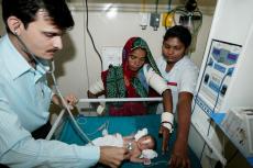 Младенец упал на рельсы и чудом остался жив