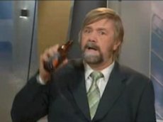 Телеведущего уволили за глоток пива в прямом эфире