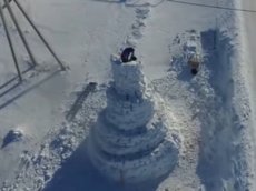 В Тверской области слепили гигантского снеговика