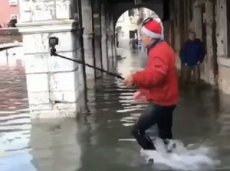 Турист едва не утонул в Венеции, делая селфи