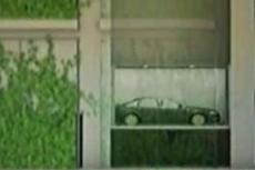 Богачи заезжают в лифт на автомобиле