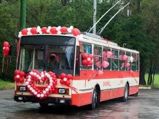 Молодожены отправились в ЗАГС на свадебном троллейбусе