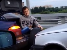"Русский способ" буксировки автомобиля стал хитом в Сети