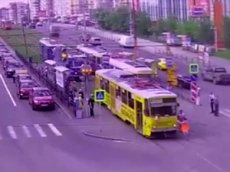 Жуткое видео с неуправляемым трамваем попало в Сеть