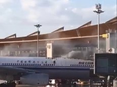 Пассажирский лайнер загорелся в аэропорту Пекина