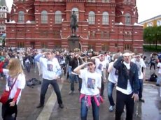 50 человек повторили танец Медведева под "American Boy"