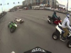 Первое весеннее ДТП с мотоциклистом попало на видео