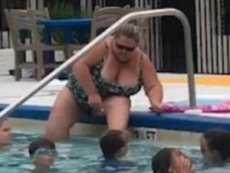 Американка побрила ноги в детском бассейне