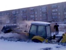 Очевидцы сняли на видео трактор, провалившийся под лед