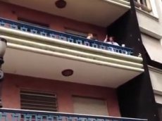 Ролик о сбежавшем через окно любовнике стал хитом YouTube