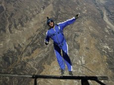 Экстремал совершил прыжок без парашюта с высоты 7,6 километра